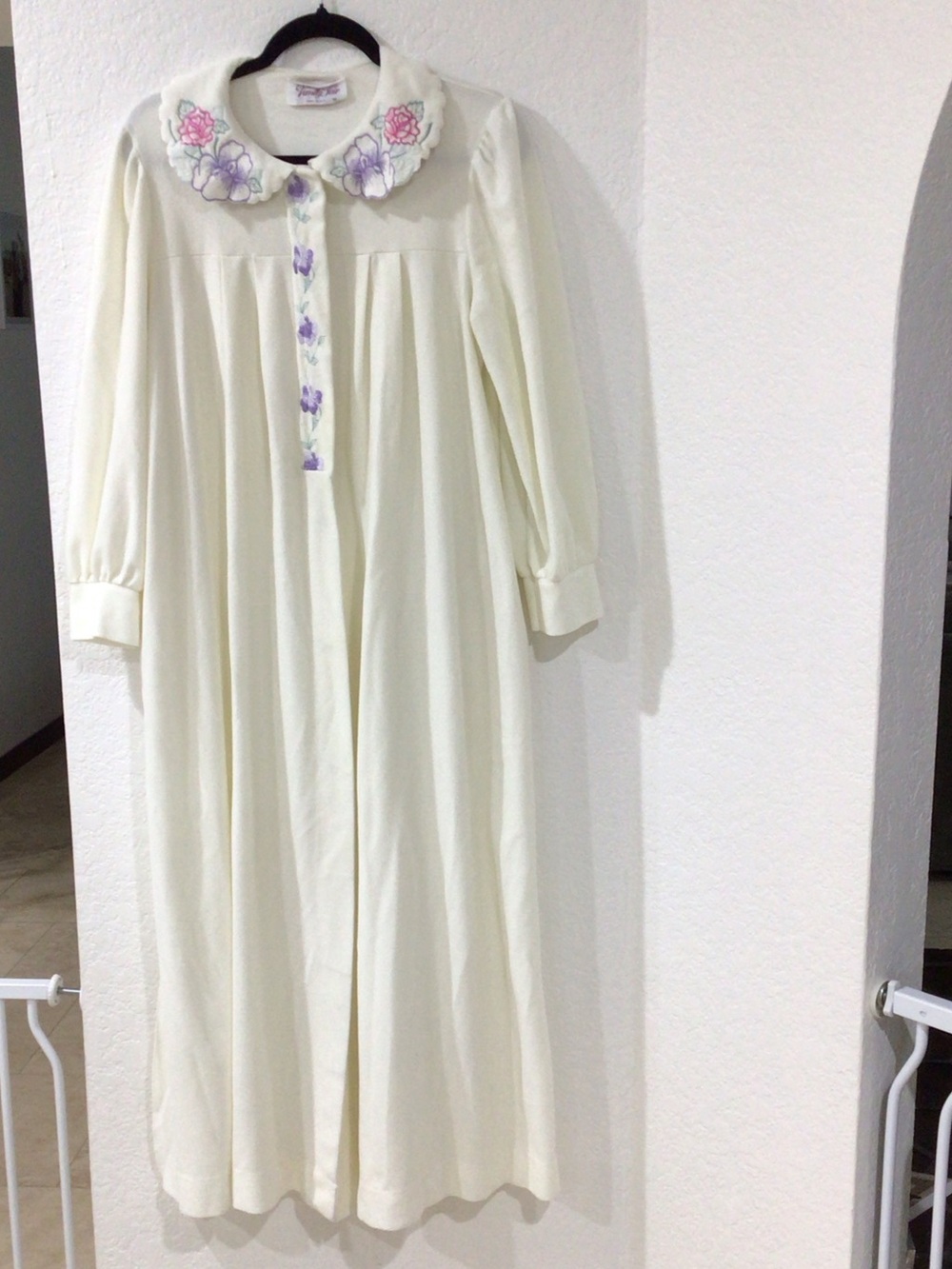Vintage Vanity Fair Cream Long-Sleeve Nightgown robe w/Floral Embroidered Collar
